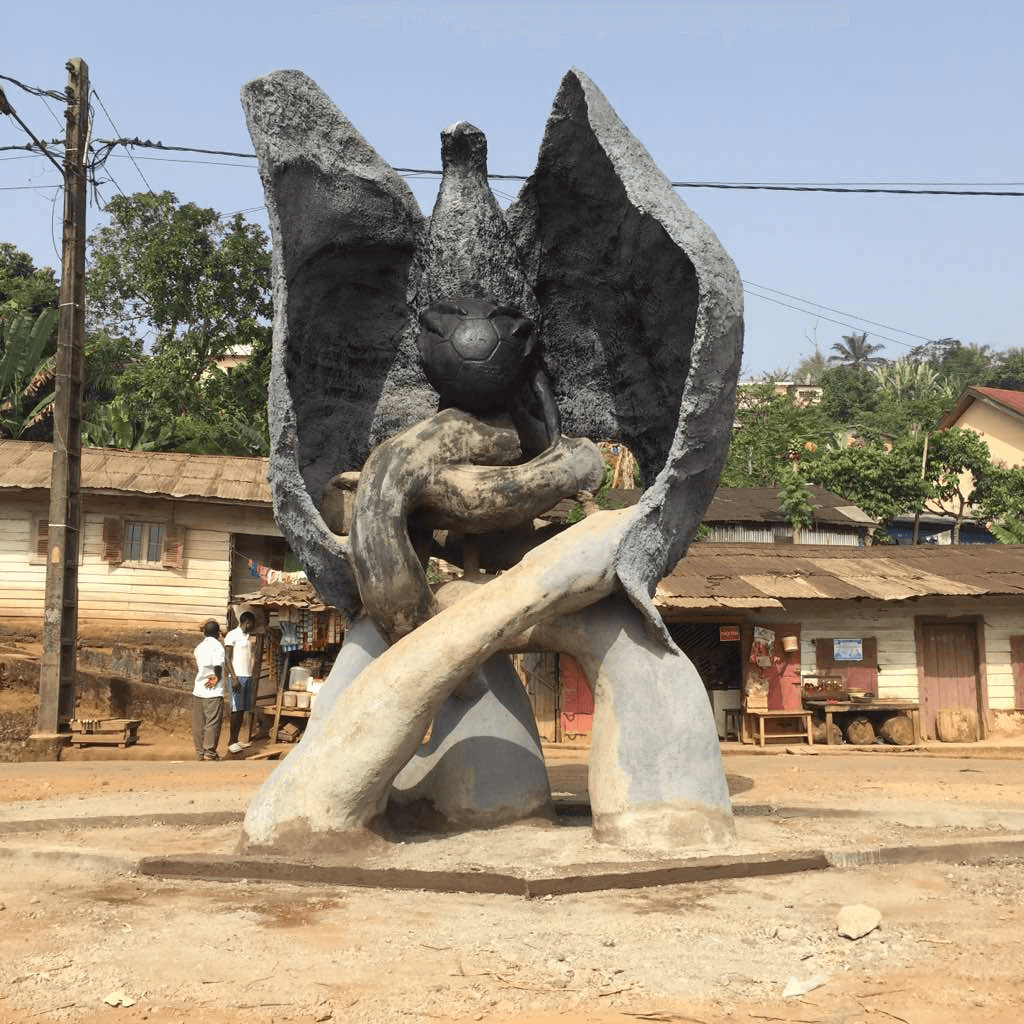 L'Aigle de Nkongsamba — monument monumental aux ailes déployées réalisé par ETS ARTCONCEPT