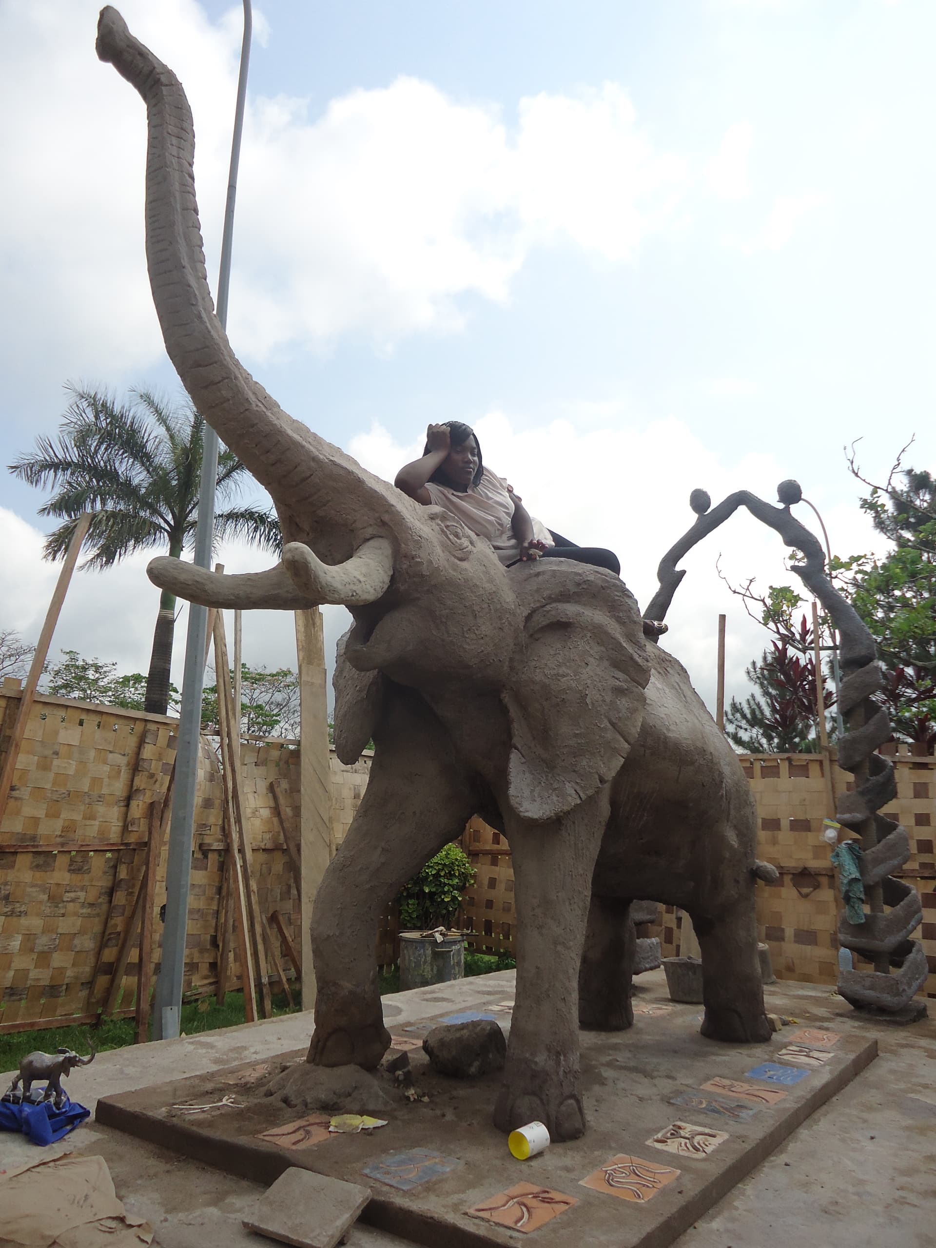 Le Njoku de Buea — éléphant monumental, trompe levée, réalisé par NOUMSI KEMEGNE NADÈGE